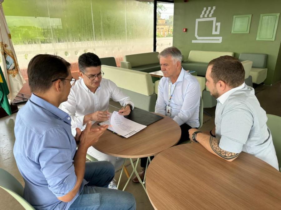 David Almeida assina decretos que criam selos ‘Amigos da Natureza’ e ‘Amigos dos Animais’*