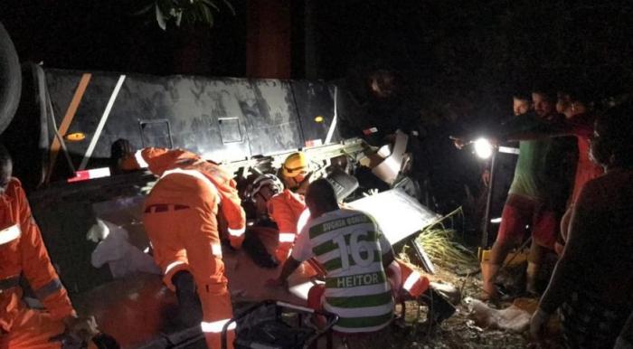 Ônibus com adolescentes de time de futebol cai de ponte e deixa mortos e feridos