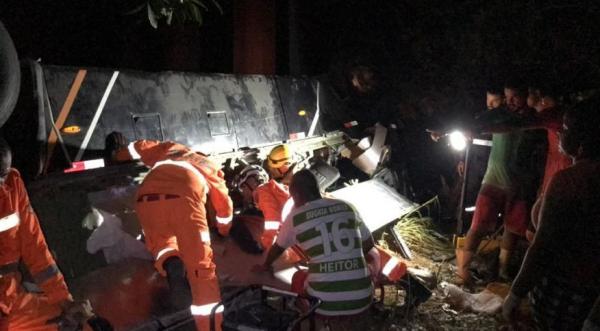 Ônibus com adolescentes de time de futebol cai de ponte e deixa mortos e feridos