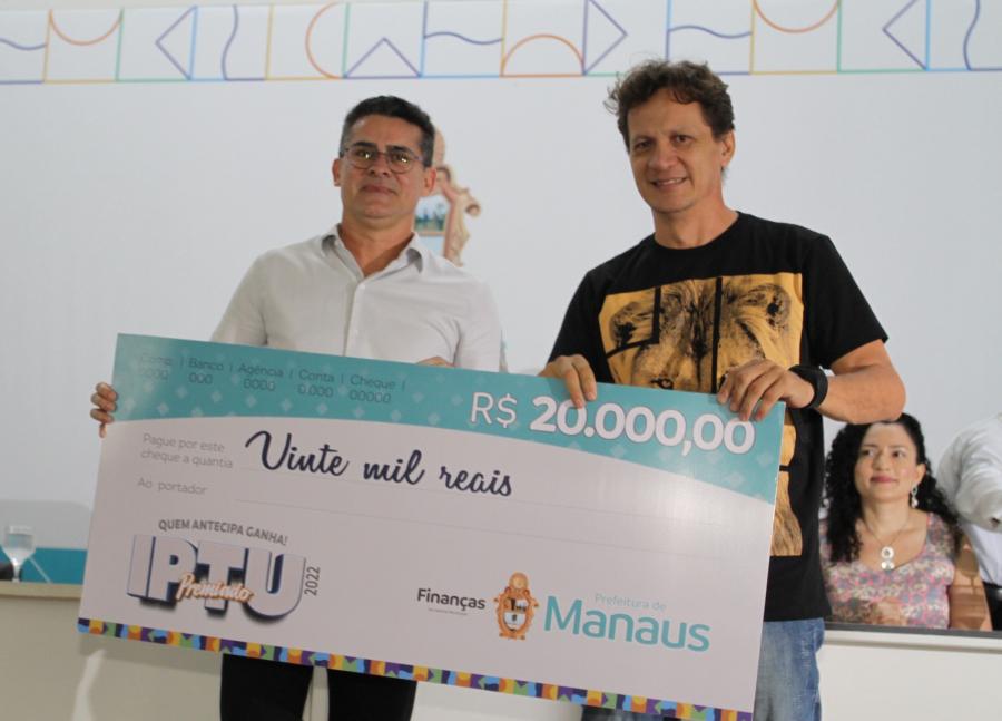 David Almeida realiza entrega dos cheques simbólicos aos ganhadores da campanha IPTU Premiado 2022
