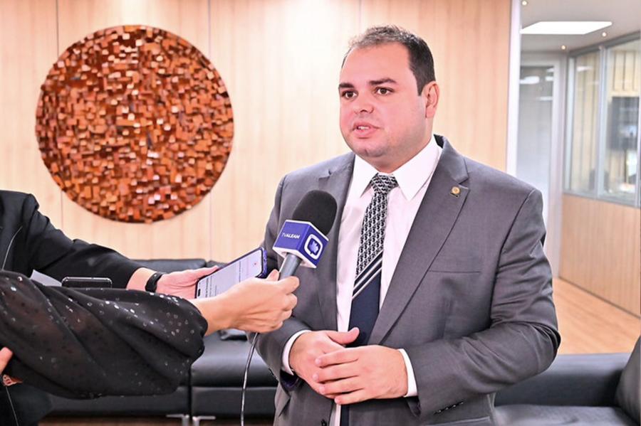 Roberto Cidade conduz reunião que definiu membros das comissões técnicas da Aleam 