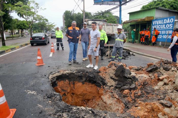MANAUS: David Almeida acompanha obra emergencial em trecho desnivelado na avenida Djalma Batista