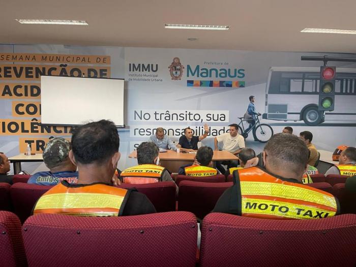 Prefeitura de Manaus reúne com mototaxistas para discutir melhorias do serviço e redução de acidentes