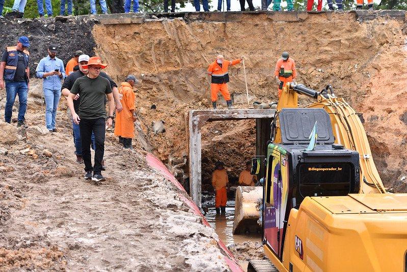 David Almeida fiscaliza andamento das obras de drenagem na avenida Djalma Batista