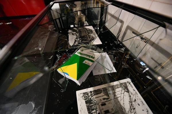 Projeto torna inelegível quem atentar contra a democracia  