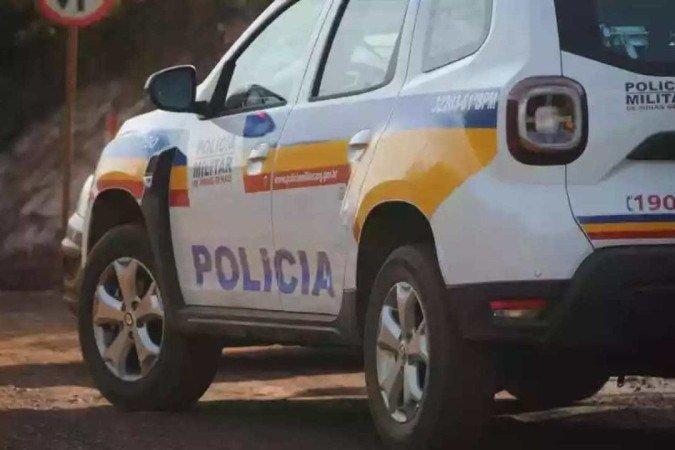 Idoso é ameaçado pelo próprio filho e sobe no telhado para escapar