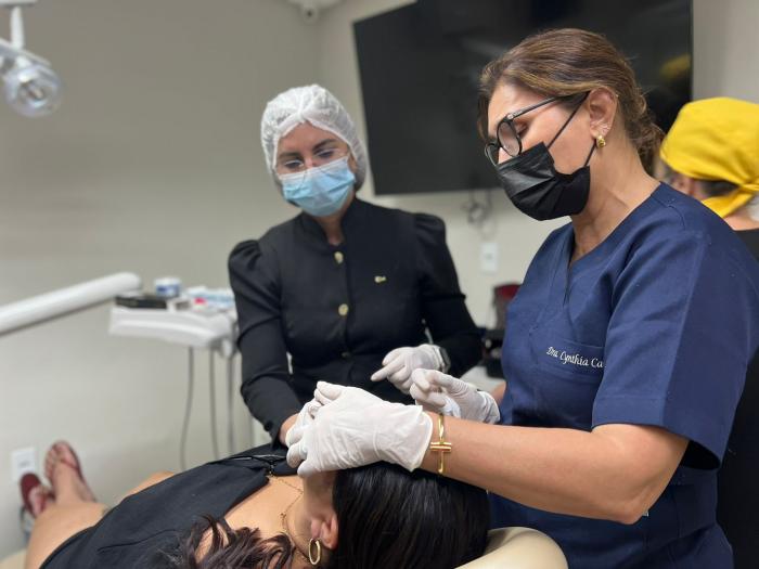 Quando o exagero na harmonização facial causa arrependimento. Profissional esclarece soluções 
