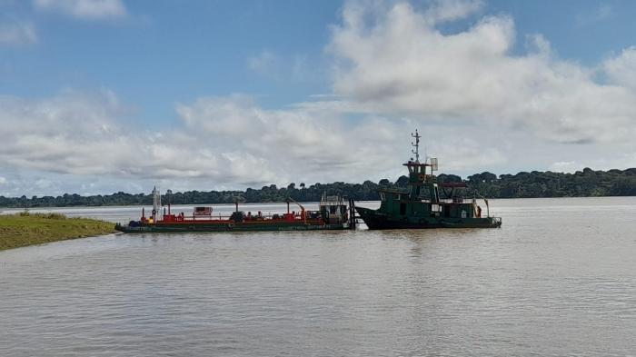 Equipes da Base Arpão apreendem balsa com 150 mil litros de óleo diesel