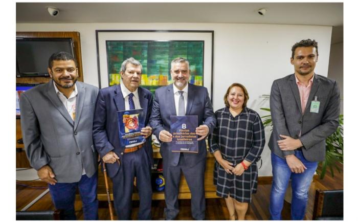 Ministro Paulo Pimenta reitera compromisso do governo com a transparência em reunião com jornalistas