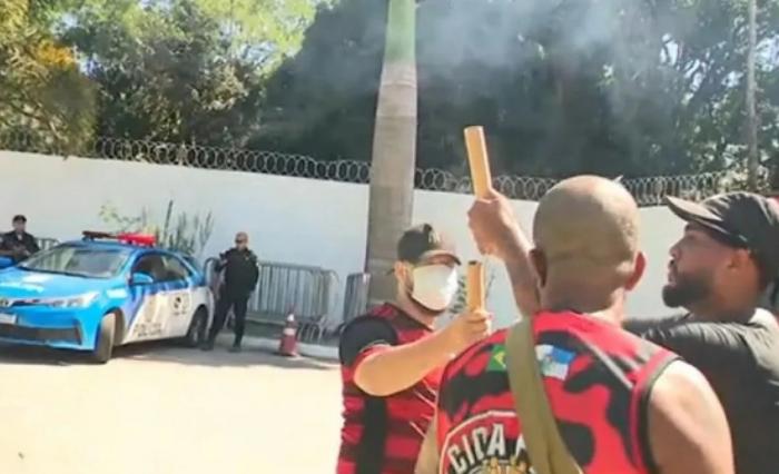 Torcedores do Flamengo protestam no Ninho do Urubu