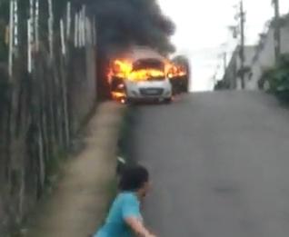 VÍDEO: Carro pega fogo e desce ladeira atingindo casa em Manaus