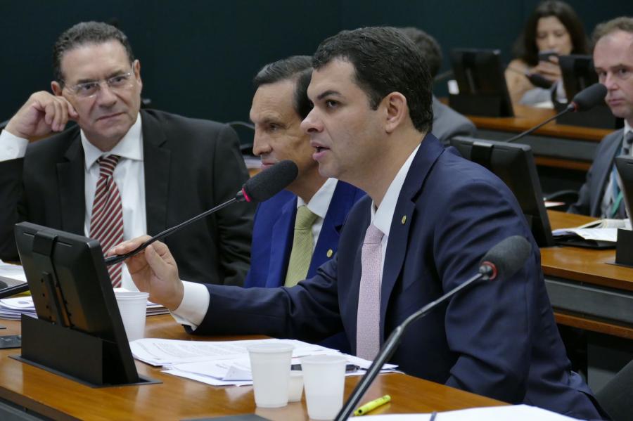 PL de Saullo Vianna regulamenta profissão de veterinário e prevê punições a maus tratos aos animais