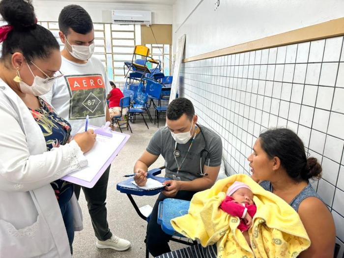 Prefeitura de Manaus monta posto de saúde temporário em escola que abriga vítimas de deslizamento na zona Leste
