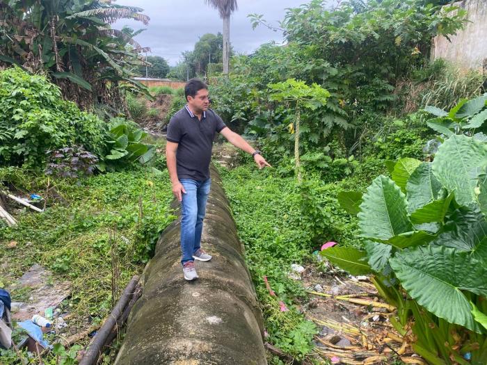 Jander Lobato inspeciona problema de infraestrutura no bairro da Redenção, em Manaus 