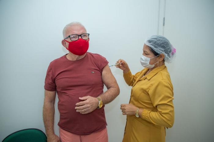 Prefeitura de Manaus libera vacina bivalente contra a Covid-19 para trabalhadores da saúde e pessoas com deficiência permanente