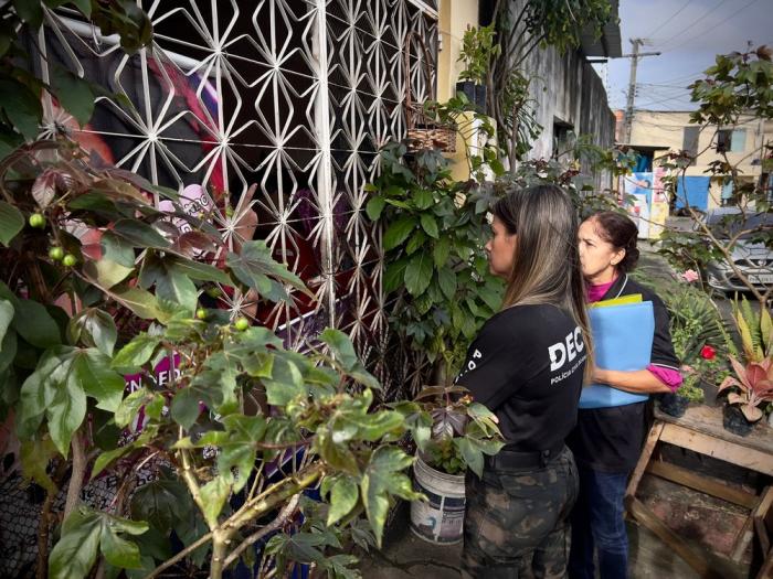 Idosa era maltratada por filha e mantida em casa repleta de lixo