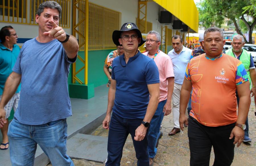 Prefeito de Manaus visita áreas afetadas pelas fortes chuvas deste sábado
