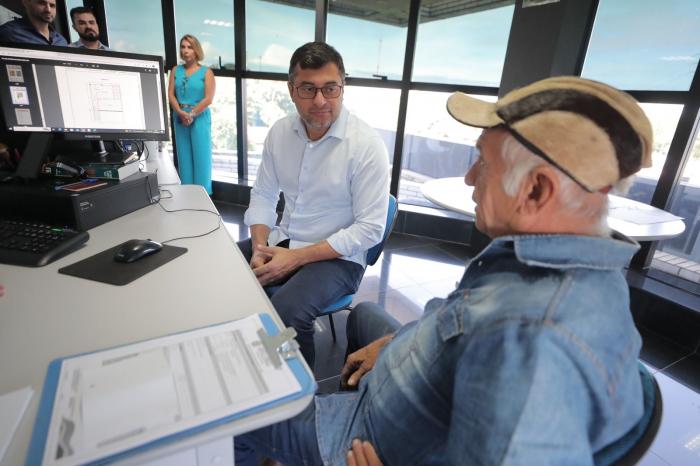 Wilson Lima acompanha atendimento social a famílias da Sharp e Manaus 2000 na Suhab