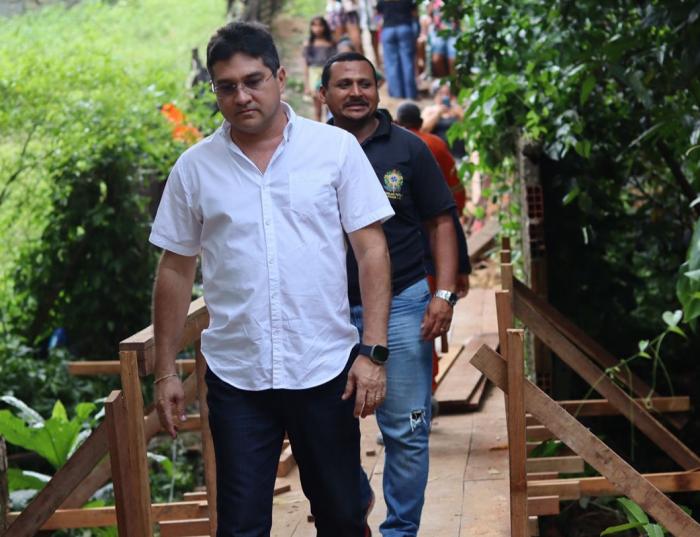 Estrutura de ponte é concluída no bairro Val Paraíso após solicitação do vereador Jander Lobato