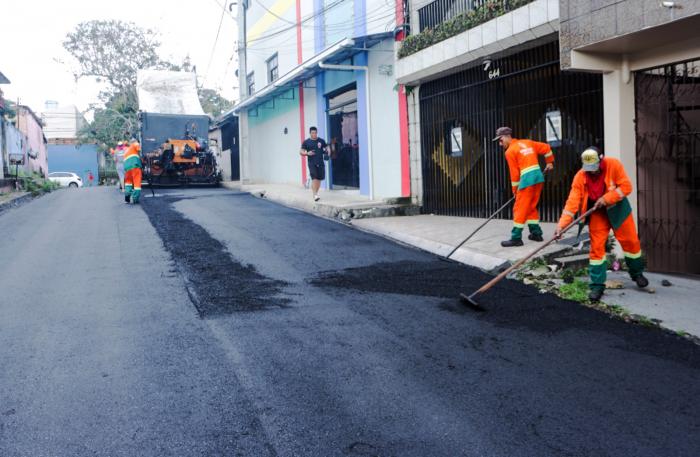 Programa ‘Asfalta Manaus’ avança com trabalhos de recapeamento no bairro Vila da Prata
