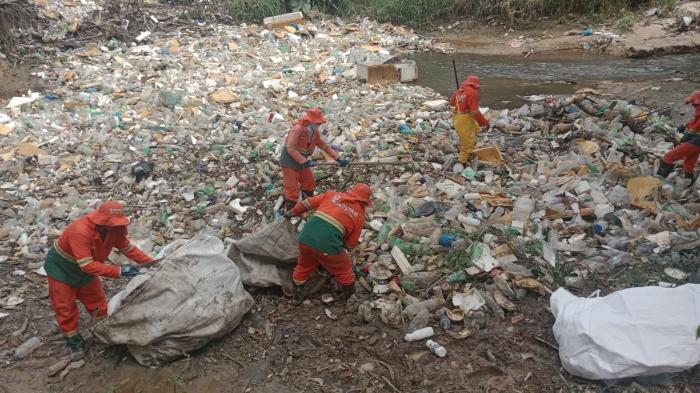 Prefeitura de Manaus realiza limpeza no igarapé do bairro Nova Vitória