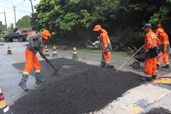 Obras de recapeamento asfáltico são realizadas nos bairros Chapada e Flores com apoio de Jander Lobato