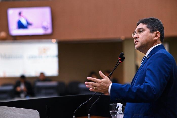 Jander Lobato solicita ao Prefeito David Almeida a presença de agentes de portaria nas escolas de Manaus