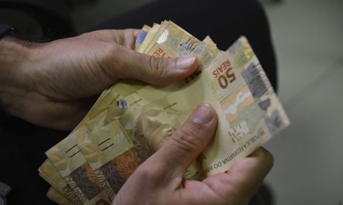Trabalhadores nascidos em maio e junho recebem nesta segunda abono salarial