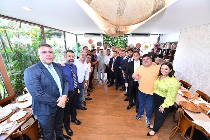 Em encontro, prefeito David Almeida e vereadores estreitam alinhamento político