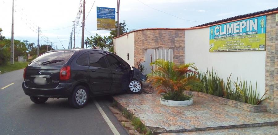 IRONIA: Carro colide com muro de clínica de trânsito em Parintins 