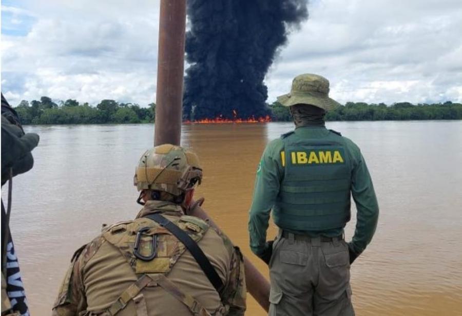 IBAMA e PF destroem 13 balsas de garimpo no Amazonas