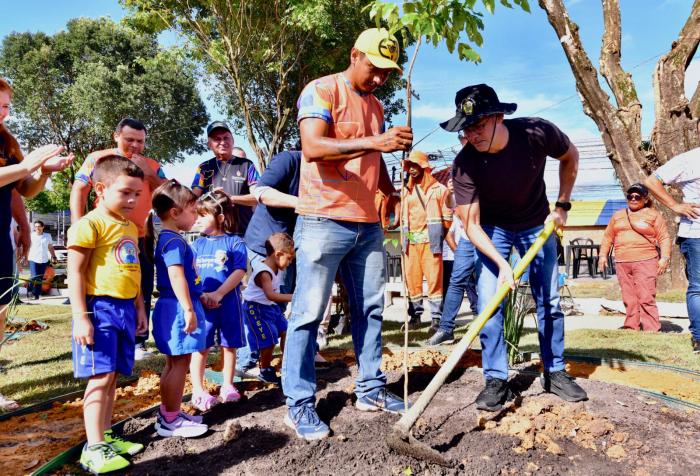 David Almeida participa de ação de arborização no bairro Dom Pedro