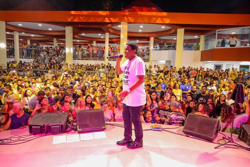 'Tardezinha de Domingo’ na Casa de Praia Zezinho Corrêa lotada com show de Neguinho da Beija-Flor    