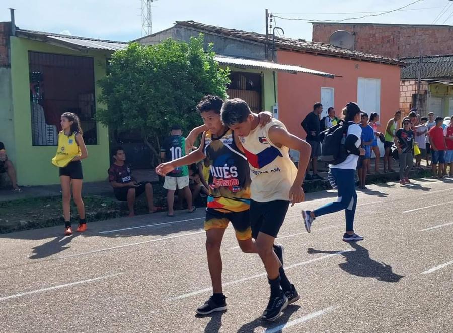 FAIR PLAY: Atleta de Maués-AM ajuda concorrente a cruzar a linha de chegada, durante Jogos Escolares 