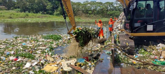 MANAUS: Prefeitura realiza ação de limpeza no igarapé do Franco na zona Oeste da cidade
