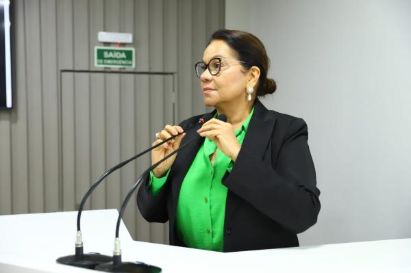 Formação em Libras para servidores públicos de Parintins é solicitada por Márcia Baranda