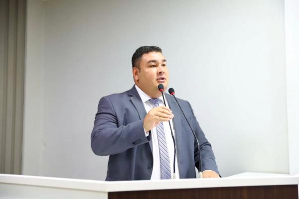 Alex Garcia apresenta Projeto de Lei que institui o 'Dia do Jovem Empreendedor' em Parintins