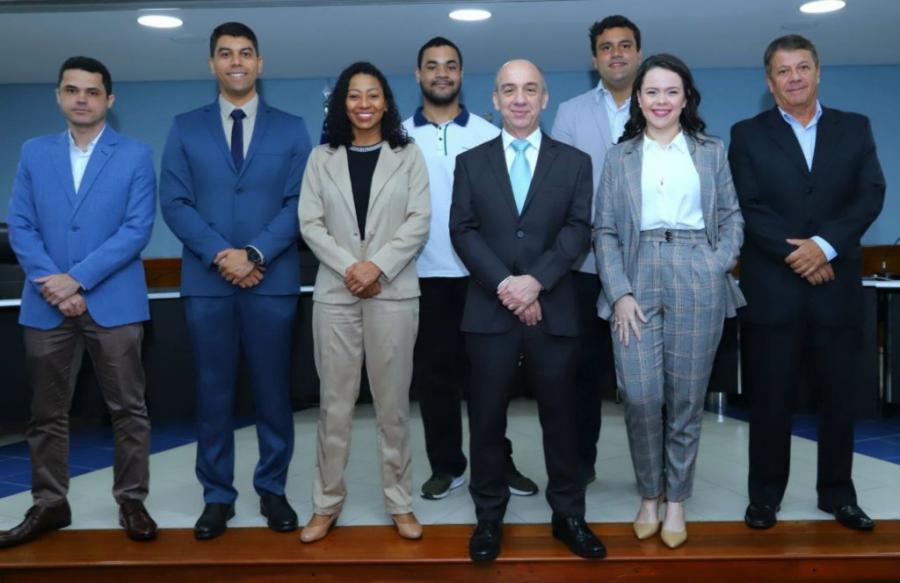 Presidente do TCE-AM dá posse a mais sete aprovados no concurso da Corte de Contas