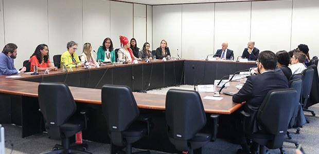 Inclusão de dados sobre identidade de gênero no cadastro eleitoral é tema de encontro no TSE