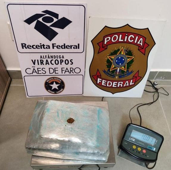 PF e Receita apreendem 10kg de maconha escondida dentro de mala de viagem PF e Receita apreendem 10kg de maconha escondida dentro de mala de viagem
