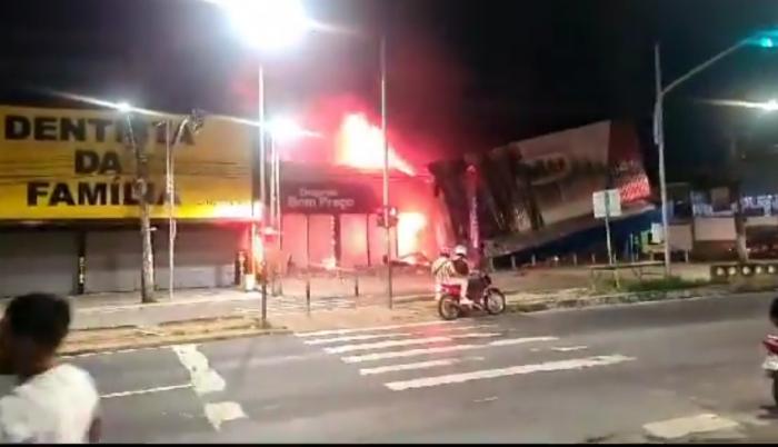 Incêndio atinge loja de móveis e eletrodomésticos na avenida Torquato Tapajós, em Manaus Incêndio atinge loja de móveis e eletrodomésticos na avenida Torquato Tapajós, em Manaus