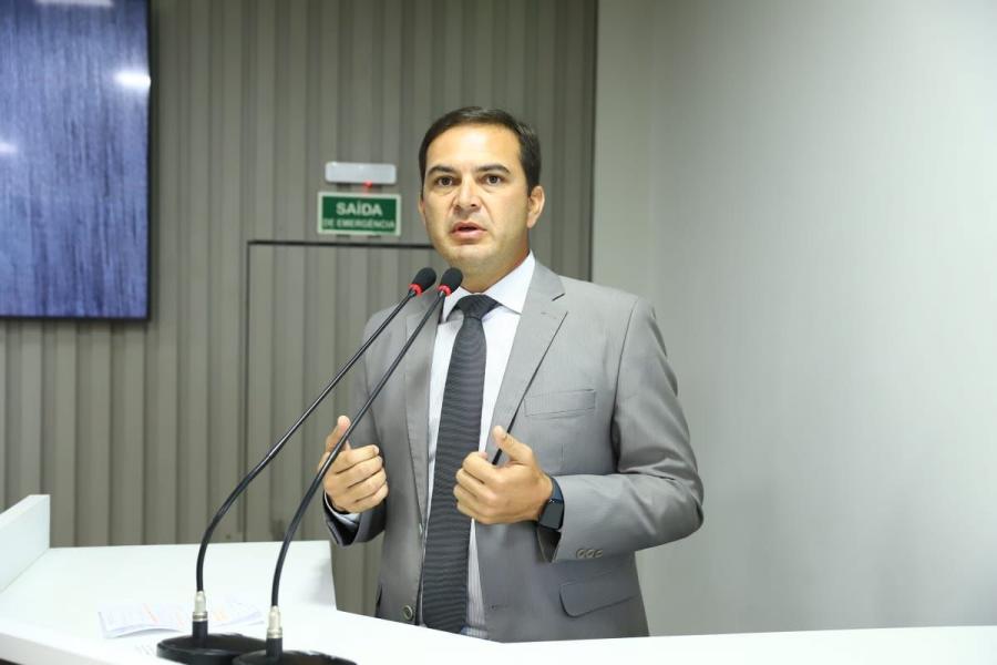 Mateus Assayag solicita construção de quadra de futebol society na Praça dos Bois