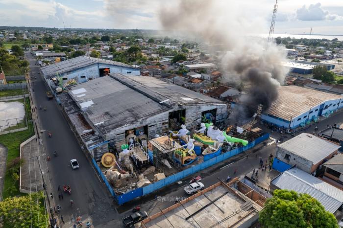 VÍDEO: Imagens incríveis de drone mostram luta para debelar chamas no Caprichoso