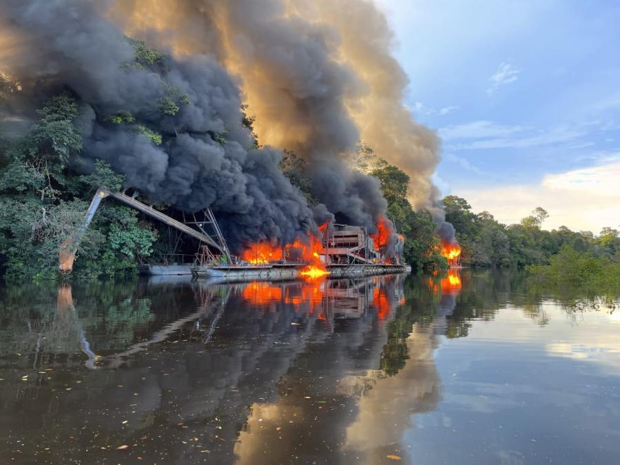 No Oeste do Amazonas, IBAMA destroi 43 dragas usadas em garimpos ilegais