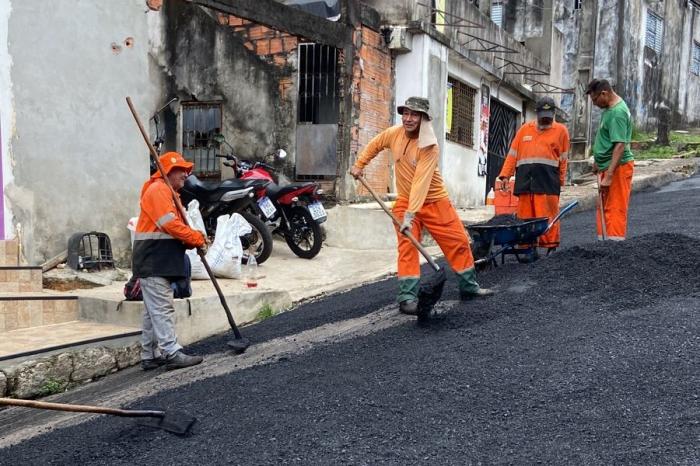 Com apoio de Jander Lobato, Rua da Indústria na Compensa recebe serviço de pavimentação