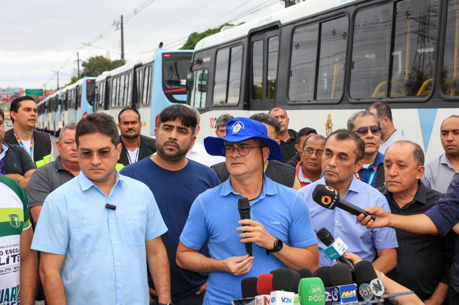 David Almeida entrega novos ônibus e frota renovada chega a 272 veículos em Manaus