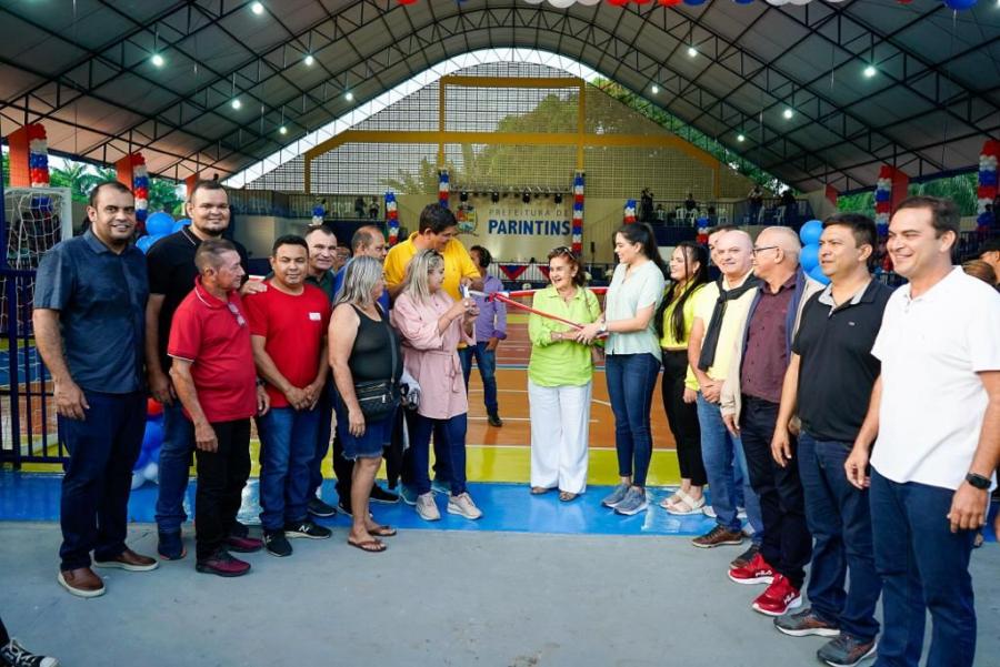 População do Caburi faz festa durante inauguração de quadra poliesportiva e cultural Zeca Pontes 
