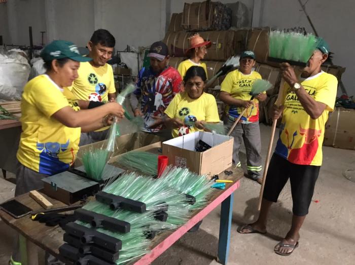 Catadores de recicláveis de Parintins produzem vassouras ecológicas de garrafas pet 