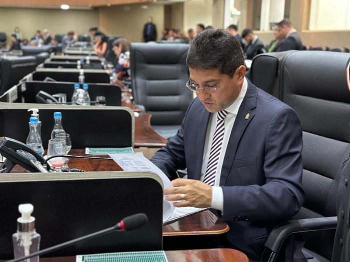 PL de Jander Lobato propõe proibição de desconto no salário de colaboradores assaltados em ônibus