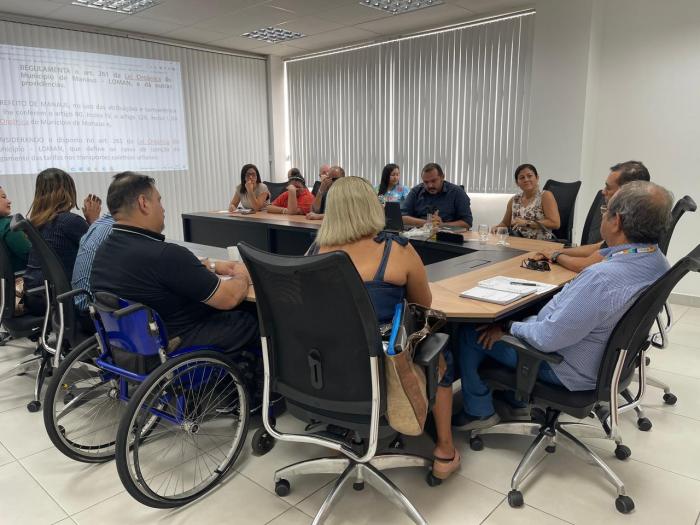 MANAUS: Prefeitura busca melhorias no transporte público para pessoas com deficiência em reunião com associações